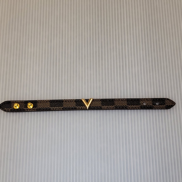 2022 Design V Signature Leather Bracelet - Picture 2 of 8